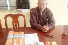 Đối tượng giả danh tu sĩ chùa Phước An (xã Gia thuận, tỉnh Đồng Tháp) đi bán nhang, kêu gọi từ thiện trong buổi làm việc tại cơ quan công an - Ảnh: CAND