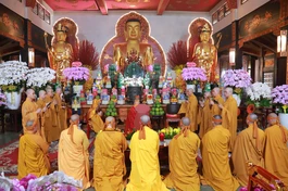 Cung thỉnh Giác linh Trưởng lão Hòa thượng Thích Trí Tịnh lễ Phật tại chánh điện chùa Vĩnh Nghiêm (P.Xuân Hòa, TP.HCM) - Ảnh: Trí Toàn