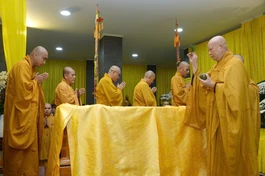 Hòa thượng Thích Lệ Trang cử hành nghi thức sái tịnh kim quan Trưởng lão Hòa thượng Thích Thiện Tánh tân viên tịch - Ảnh: Bảo Toàn/BGN