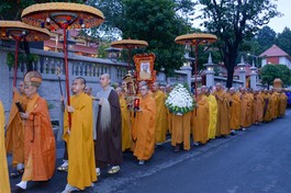 Phụng tống kim quan Trưởng lão Hòa thượng Thích Thiện Tánh từ chùa Phổ Quang về chùa Long Phú (Vĩnh Long) nhập tháp - Ảnh: Bảo Toàn/BGN