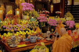 Môn đồ đệ tử dâng phạn thực cúng dường Trưởng lão Hòa thượng Thích Bửu Huệ - Ảnh: Tâm Quý