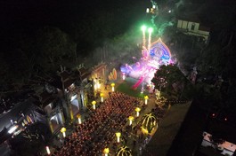 Pháo hoa kính mừng ngày vía Đức Phật A Di Đà tại chùa Pháp Vân (xã Như Quỳnh, tỉnh Hưng Yên) 