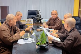 Chư tôn đức Thường trực Ban Thông tin - Truyền thông GHPGVN TP.HCM thảo luận công tác chuẩn bị tổ chức Khóa bồi dưỡng Trí tuệ nhân tạo (AI) và chuyển đổi số - Ảnh: Nguyên Tài/BGN