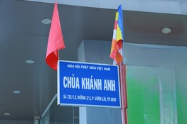 Bảng hiệu chùa Khánh Anh (P.Vườn Lài, TP.HCM) đã được gắn lại tại đầu hẻm 131 đường Ba tháng Hai - Ảnh: Nguyên Tài/BGN