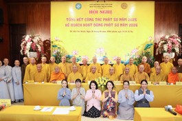 Chư tôn đức, đại biểu chụp ảnh lưu niệm tại Hội nghị tổng kết Phật sự năm 2025 của Ban Văn hóa T.Ư - Ảnh: Nguyên Tài/BGN