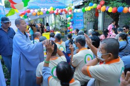 Ni sư Thích nữ Quảng Nhật, trụ trì chùa Lam Viên (P.Bình Hưng Hòa, TP.HCM) tặng quà đến Hội người mù