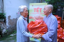 Ni sư Thích nữ Huệ Dâng tặng quà Tết đến bà con tại P.Bình Thạnh (TP.HCM)