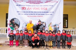 Thượng tọa Thích Tâm Định, Trưởng ban Trị sự GHPGVN tỉnh Thanh Hóa tặng quà Tết đến trẻ em tại xã Tam Chung 