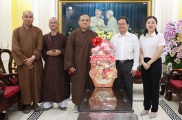 Báo Giác Ngộ tặng quà chúc Tết Bính Ngọ 2026 đến lãnh đạo Ủy ban MTTQVN TP.HCM - Ảnh: Nguyên Tài/BGN