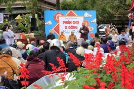 Phiên chợ 0 đồng của Sắc Tứ Tịnh Quang tặng quà Tết đến người dân