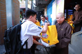 Đại đức Thích Trí Đức, trụ trì chùa Giác Hoằng tặng quà Tết đến các em học sinh