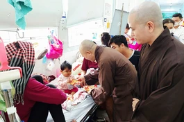 Chư tôn đức tặng quà Tết đến các bệnh nhi tại bệnh viện Nhi Đồng II (TP.HCM) nhân dịp Tết Bính Ngọ 2026