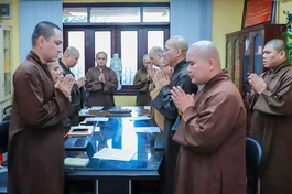 Chư tôn đức niệm Phật cầu gia hộ trước buổi họp - Ảnh: Trung Thắng