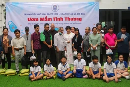 Chùa Lộc Dã cùng mạnh thường quân trao quà đến người khiếm thị có hoàn cảnh khó khăn