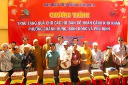 200 phần quà được chùa Long Hoa trao tặng đến người dân có hoàn cảnh khó khăn