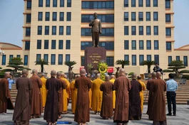 Ban Trị sự GHPGVN tỉnh Ninh Bình dâng hương tưởng niệm tại tượng đài Chủ tịch Hồ Chí Minh tại trụ sở Công an P.Nam Định - Ảnh: Diệu Tường