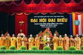 Lãnh đạo Trung ương GHPGVN tặng hoa chúc mừng Tân Ban Trị sự GHPGVN tỉnh Ninh Bình, nhiệm kỳ 2026-2031 - Ảnh: Diệu Tường