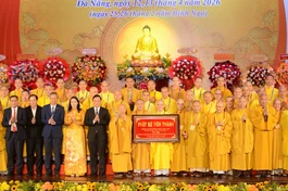 Chư tôn đức lãnh đạo TƯGH, chính quyền các cấp tặng quà chúc mừng tân Ban Trị sự GHPGVN TP.Đà Nẵng, nhiệm kỳ 2026-2031