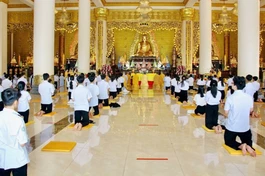 Trang nghiêm khóa lễ tại chánh điện chùa Phật Quốc Vạn Thành