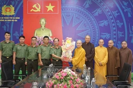 Ban Trị sự GHPGVN TP.Đà Nẵng tặng quà chúc mừng Ngày truyền thống lực lượng An ninh nội địa