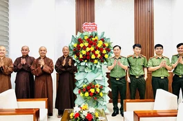 Ban Trị sự GHPGVN tỉnh Ninh Bình tặng hoa chúc mừng lãnh đạo Phòng An ninh nội địa nhân kỷ niệm 80 năm ngày truyền thống