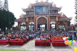 Chư tôn đức, quan khách tham dự Lễ giỗ Quốc Tổ Hùng Vương tại chùa Tháp Kỳ Quang (xã Đăk Mar, tỉnh Quảng Ngãi)