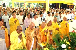Chư tôn đức cùng đại biểu cử hành nghi thức đặt đá trùng tu chùa Hòa Thọ (P.Cẩm Lệ, TP.Đà Nẵng)