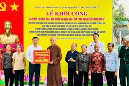 Thượng tọa Thích Minh Quang trao bảng hỗ trợ 20 triệu đồng đến chương trình