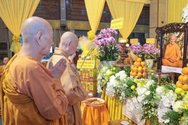 Đức Pháp chủ GHPGVN dâng hương tưởng niệm Trưởng lão Hòa thượng Thích Giác Tường tân viên tịch - Ảnh: Nguyên Tài/BGN