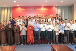 Đoàn đại biểu TP.HCM dự Đại hội toàn quốc MTTQVN lần thứ XI, nhiệm kỳ 2026-2031 lưu niệm tại buổi gặp mặt - Ảnh: Nguyên Tài/BGN