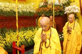 Chư tôn đức Ban Trị sự GHPGVN TP.Đà Nẵng hữu nhiễu kim quan tiễn biệt Hòa thượng Thích Phước Minh