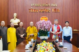 Ban Trị sự GHPGVN tỉnh Hưng Yên tặng hoa chúc mừng tân Chủ tịch UBND tỉnh Nguyễn Mạnh Quyền