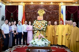Lãnh đạo chính quyền tỉnh Ninh Bình tặng hoa chúc mừng Đại lễ Phật đản Phật lịch 2570 đến Ban Trị sự Phật giáo tỉnh 