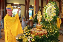 Hòa thượng Thích Huệ Chúc sám chủ nghi thức Tắm Phật truyền thống tại thiền viện Vạn Hạnh (P.Đức Nhuận), mùng 8-4-BÍnh Ngọ - Ảnh: Trung Thắng