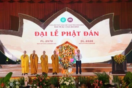 Lãnh đạo chính quyền tỉnh Ninh Bình tặng hoa chúc mừng Đại lễ Phật đản Phật lịch 2570
