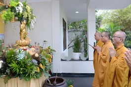 Quý thầy trước tôn tượng Đức Thế Tôn sơ sinh tại sảnh trụ sở tòa soạn Báo Giác Ngộ (P.Xuân Hòa, TP.HCM) - Ảnh: Bảo Toàn/BGN