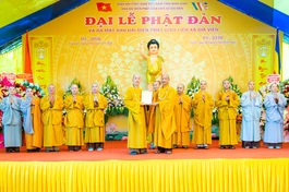 Hòa thượng Thích Quảng Hà, Trưởng ban Trị sự GHPGVN tỉnh Ninh Bình trao quyết định chuẩn y nhân sự Ban Đại diện Phật giáo liên xã Gia Viễn, nhiệm kỳ 2026-2031