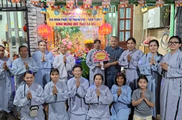 Gia đình Phật tử Thiện Thọ - Liên Trang (P.An Phú, TP.HCM) thiết trí lễ đài tại tư gia mừng Phật đản