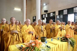 Chư tôn đức Ban Trị sự GHPGVN tỉnh Ninh Bình dâng hương cúng dường ngày Phật đản