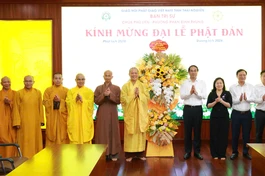 Lãnh đạo chính quyền tỉnh Thái Nguyên tặng hoa chúc mừng Đại lễ Phật Phật lịch 2570 đến Ban Trị sự GHPGVN tỉnh
