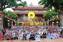Chư Tăng, Phật tử thiền viện Vạn Hạnh hân hoan kính mừng Đại lễ Phật đản Phật lịch 2570 - Ảnh: Trung Thắng