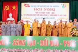 Hòa thượng Thích Quảng Hà, Trưởng ban Trị sự GHPGVN tỉnh Ninh Bình trao quyết định chuẩn y nhân sự Ban Đại diện Phật giáo liên xã Lý Nhân, nhiệm kỳ 2026-2031