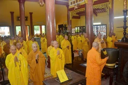 Chư Tăng khu vực trung tâm TP.Đà Nẵng Bố-tát tại trường hạ chùa Phổ Đà (P.Hòa Cường) - Ảnh: Quảng Không