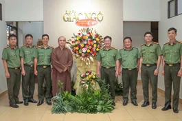 Đại diện Đảng ủy - Ban Giám đốc Công an TP.HCM tặng tặng hoa chúc mừng Báo Giác Ngộ - Ảnh: Nguyên Tài/BGN