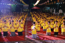 Đại diện 500 khóa sinh tham dự khóa tu dâng lời phát nguyện