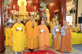 Thượng tọa Thích Phước Nguyên thăm, tặng quà đến Ban Chức sự các trường hạ tại TP.Đà Nẵng