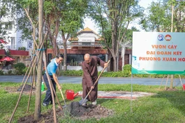 Ông Nguyễn Đình Phát, Phó Bí thư Thường trực Đảng ủy P.Xuân Hòa và Đại đức Thích Quảng Hậu, Phó Trị sự Báo Giác Ngộ trồng cây xanh tại Công viên Phan Đình Phùng - Ảnh: Nguyên Tài/BGN