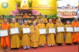 Trưởng lão Hòa thượng Thích Thiện Nhơn trao Bằng tuyên dương công đức đến Ban Tăng sự T.Ư - Ảnh: Bảo Toàn/BGN