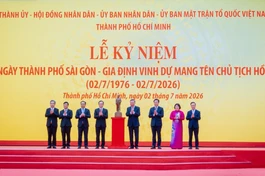 Tổng Bí thư, Chủ tịch nước Tô Lâm thay mặt lãnh đạo Đảng, Nhà nước trao tặng TP.HCM tượng Chủ tịch Hồ Chí Minh - Ảnh: Nguyện Truyền/BGN