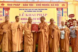 Hòa thượng Thích Quảng Hà, Trưởng ban Trị sự GHPGVN tỉnh Ninh Bình trao quyết định chuẩn y nhân sự Ban Đại diện Phật giáo liên phường Kim Bảng, nhiệm kỳ 2026-2031